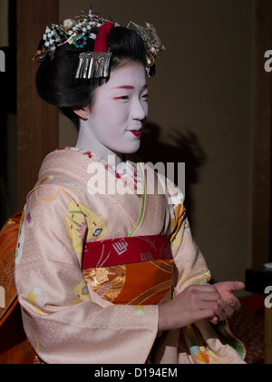Eriha bei 17 jährigen Maiko (Lehrling Geisha) Gäste in einem Teehaus Gion in Kyōto, Japan Stockfoto