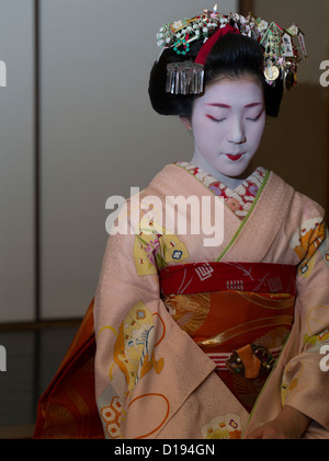 Eriha bei 17 jährigen Maiko (Lehrling Geisha) Gäste in einem Teehaus Gion in Kyōto, Japan Stockfoto