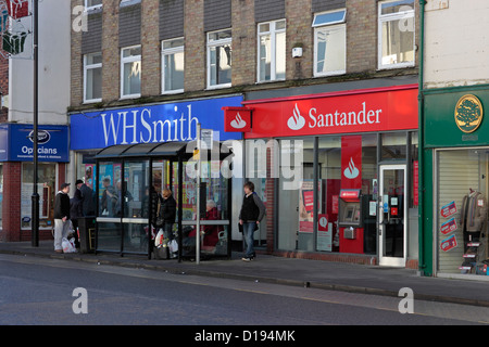 Bushaltestelle, Stiefel, Optiker, w.h. Smith, Santander und Greenwoods Gowthorpe, Selby Stockfoto