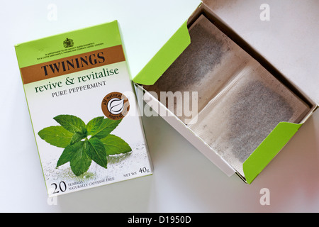 Twinings Teebeutel Teebeutel - Revive & pure Peppermint auf weißem Hintergrund beleben Stockfoto