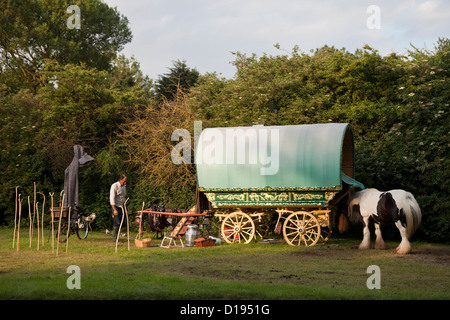 Roma-Zigeuner-Wohnwagen in grasbewachsene Lichtung Stockfoto
