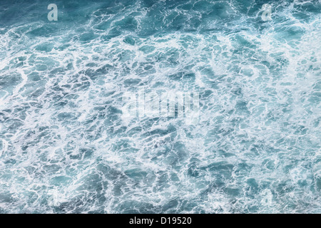 Meerschaum in der Brandungszone - ein natürliches Wasser-Hintergrund Stockfoto