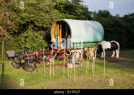 Roma-Zigeuner-Wohnwagen in grasbewachsene Lichtung Stockfoto