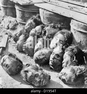 Nach der Hinrichtung, Kanton Gefängnis, China - abgeschlagenen Köpfe auf dem Boden verstreut. Nach dem Boxeraufstand, 1901 Stockfoto