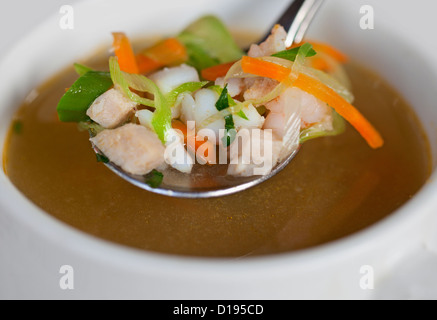 Rustikale indonesische Hühnersuppe in einer kleinen Schüssel Stockfoto