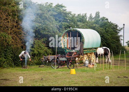 Roma Zigeuner macht Camp in grasbewachsene Lichtung im Norfolk village Stockfoto