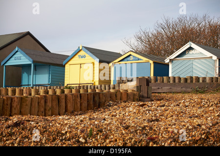 Eins, zwei, 3, 4 Strandhütten an Calshot, Hampshire im November Stockfoto