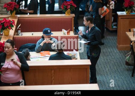 Die feierliche Eröffnung des neuen Applebees legeres Restaurant im East River Plaza Shopping Center in New York Stockfoto