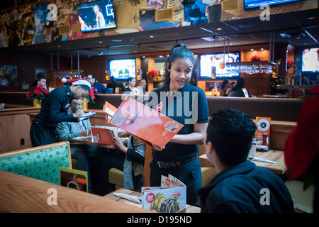 Die feierliche Eröffnung des neuen Applebees legeres Restaurant im East River Plaza Shopping Center in New York Stockfoto