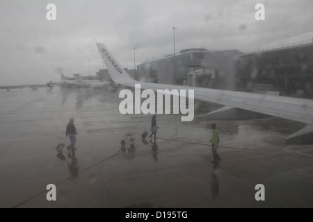 Ryanair-Flugzeug auf Asphalt am Flughafen Manchester, England, Großbritannien, uk Stockfoto