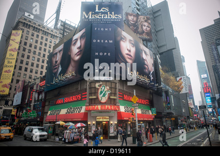 Ein Plakat Werbung für den Film "Les Miserables", sieht man auf dem Times Square Stockfoto