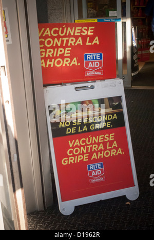 Ein Zeichen in spanischer Sprache wirbt damit, dass Grippeimpfungen Rite Aid Apotheke in New York zur Verfügung stehen Stockfoto