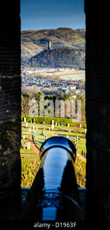 Blick vom Stirling Castle Grand Batterie gegen den Campsie Hills mit dem Wallace Monument im Mittelgrund Stockfoto