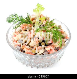 Salat aus Erbsen, Karotten, Kartoffeln und Leber mit Fenchel auf dem Kristall beugen isolierten auf weißen Hintergrund Stockfoto