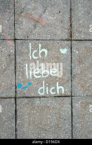 Ich Liebe Dich Graffiti geschrieben am Gehweg Pflaster Stockfoto