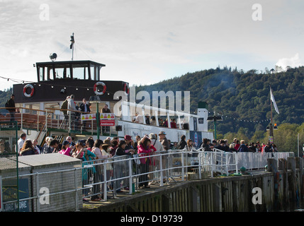 Japanische Touristen in Bowness Bay darauf warten, gehen Sie auf Kreuzfahrt Dampfer MV/Petrol am Lake Windermere Lake District National Park Cumbria Stockfoto