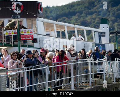 Japanische Touristen in Bowness Bay darauf warten, gehen Sie auf Kreuzfahrt Dampfer MV/Petrol am Lake Windermere Lake District National Park Cumbria Stockfoto