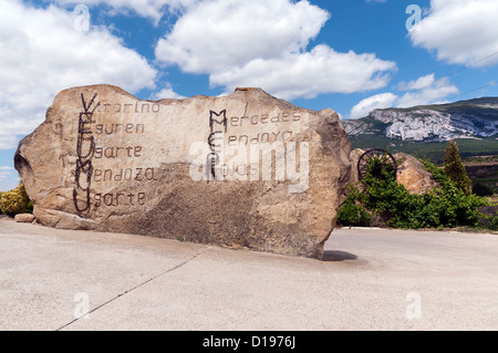 Das Weingut Eguren Ugarte unterhalb der Bergkette Sierra de Cantabria in der Provinz Álava, Baskenland, Spanien Stockfoto