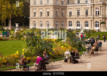 Menschen entspannen im Jardin du Luxembourg, Paris Frankreich Stockfoto