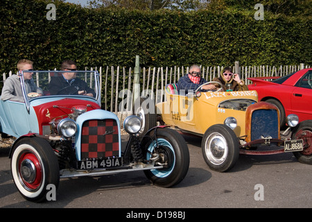 Amerikanische angepasst Hot-Rod Autos verlassen eine Autoshow. Stockfoto