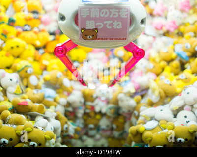 UFO Catcher Maschine in Shinjuku Japan mit Plüschtiere der beliebten Anime-Figuren im Inneren. Stockfoto