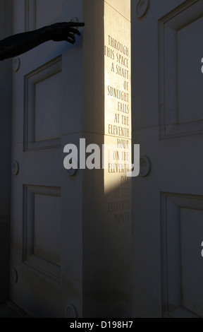 National Arboretum, Silhouette, erinnern sie, heute morgen für immer, Hammer, Meißel, Mauerwerk, in Flandern Felder, Schnitzerei, nationales Gedenken. Stockfoto