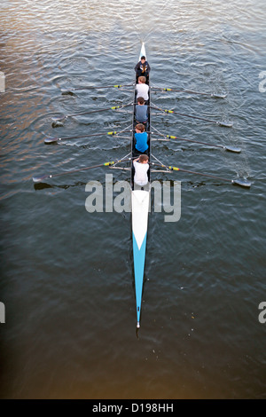 Ein erreichte Quad Schädel oder Vierbettzimmer Schädel des jungen im Teenageralter auf der Themse, Henley on Thames, Oxfordshire, Vereinigtes Königreich von oben gesehen. Stockfoto