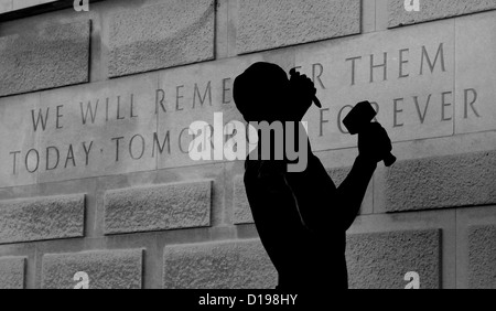 National Arboretum, Silhouette, erinnern sie, heute morgen für immer, Hammer, Meißel, Mauerwerk, in Flandern Felder, Schnitzerei, nationales Gedenken. Stockfoto