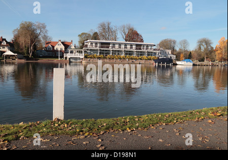 Blick auf den weißen Markierungen auf der Ziellinie von der Henley Royal Regatta, Henley On Thames, Oxfordshire, Vereinigtes Königreich. (siehe Hinweise) Stockfoto