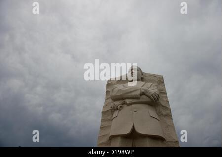 11. Dezember 2012 - (Foto) - US-Innenminister Ken Salazar kündigte heute eine umstrittene paraphrasiert Zitat auf Martin Luther King, Jr. Memorial statt einfach entfernt werden geändert, um genauer zu reflektieren, was König sprach. Bild: 26. Oktober 2011 - Washington, District Of Columbia, USA - A Statue von Martin Luther King, Jr. entsteht aus einem 28-Fuß, 6 Zoll hoch Stück Granit genannt die '' Stein der Hoffnung '' am neu geweihten Martin Luther King, Jr. Memorial in Washington, D.C. neben der Tidal Basin gegenüber dem Jefferson Memorial und in Sichtweite des Lin Stockfoto