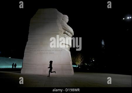 11. Dezember 2012 - (Foto) - US-Innenminister Ken Salazar kündigte heute eine umstrittene paraphrasiert Zitat auf Martin Luther King, Jr. Memorial statt einfach entfernt werden geändert, um genauer zu reflektieren, was König sprach. Bild: 25. Oktober 2011 - Washington, District Of Columbia, USA - A Statue von Martin Luther King, Jr. entsteht aus einem 28-Fuß, 6 Zoll hoch Stück Granit genannt die '' Stein der Hoffnung '' am neu geweihten Martin Luther King, Jr. Memorial in Washington, D.C. neben der Tidal Basin gegenüber dem Jefferson Memorial und in Sichtweite des Lin Stockfoto