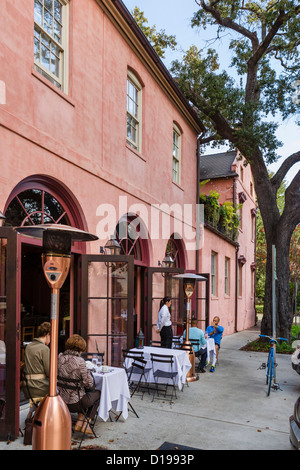 Bürgersteig-Restaurant in der historischen Innenstadt von Savannah, Georgia, USA Stockfoto