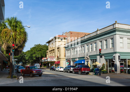 Abercorn Street an der Kreuzung mit East Broughton Street im historischen Stadtzentrum von Savannah, Georgia, USA Stockfoto