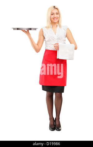 In voller Länge Portrait von einem lächelnden Kellnerin hält ein Tablett isoliert auf weißem Hintergrund Stockfoto