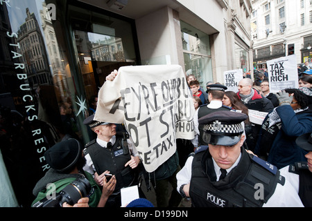 UKuncut inszeniert einen bundesweiten Protest gegen Starbucks Coffee-shops Stockfoto