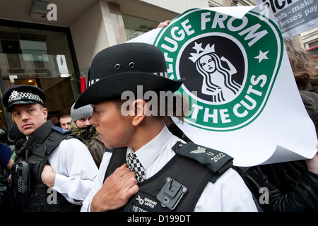 UKuncut inszeniert einen bundesweiten Protest gegen Starbucks Coffee-shops Stockfoto