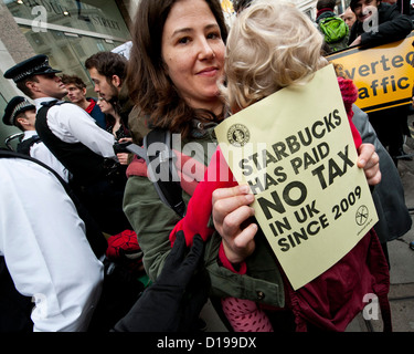 UKuncut inszeniert einen bundesweiten Protest gegen Starbucks Coffee-shops Stockfoto