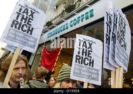 UKuncut inszeniert einen bundesweiten Protest gegen Starbucks Coffee-shops Stockfoto