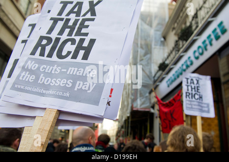 UKuncut inszeniert einen bundesweiten Protest gegen Starbucks Coffee-shops Stockfoto