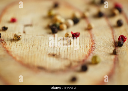Makro gemischter Pfeffer, rosa, schwarz, weiß, grün auf Holzbrett Stockfoto