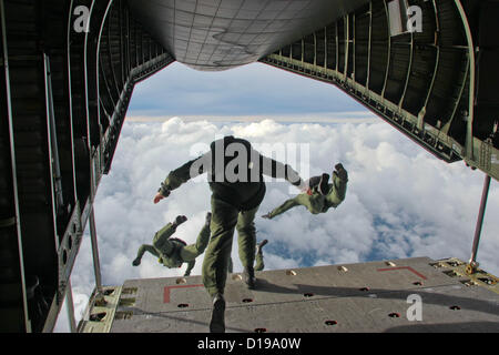 USA und NATO Sonderbetrieb zwingt Sprung aus einem deutschen c-160 Flugzeuge bei einem Höhenlage Freifall-Sprung, Spielzeug für Betrieb Spielzeug fallen 10. Dezember 2012 in Fort Bragg, NC zu liefern. Stockfoto