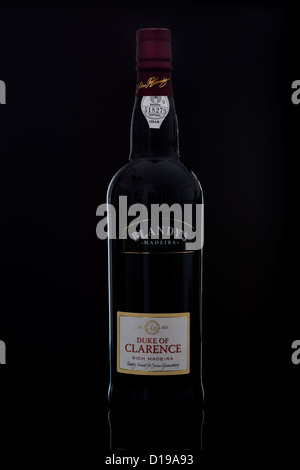 Blandy es Duke of Clarence reichen Madeira-Wein in Flaschen auf einen dunklen schwarzen Hintergrund angezeigt Stockfoto