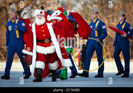 Piloten mit dem blauen Engel und Santa liefern Spielzeug für eine Toys for Tots Spende 3. Dezember 2012 auf gemeinsamer Basis McGuire-Dix-Lakehurst, NJ. Die Marines brachte mehr als 700.000 $ an Spielzeug und Buch Spenden auf ihre c-130, Fat Albert zur Verteilung an Kinder erfolgt durch Hurrikan Sandy. Stockfoto