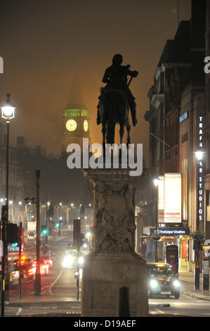 Trafalgar Square, London, UK. 11. Dezember 2012. Big Ben und die Ansicht nach unten Whitehall im Nebel. Zentrum von London in der Nacht im Nebel. Stockfoto