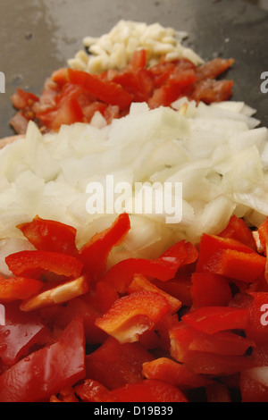 Lebensmittel-Pyramide von Paprika, Zwiebeln, Tomaten und Knoblauch auf Marmor Schneidebrett Stockfoto