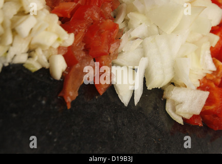 Lebensmittel-Pyramide von Paprika, Zwiebeln, Tomaten und Knoblauch auf Marmor Schneidebrett Stockfoto