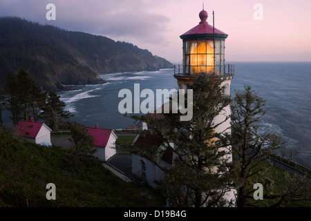 OR00684-00... OREGON - Heceta Head Lighthouse und zerklüfteten Pazifikküste vom Devils Elbow State Park. Stockfoto