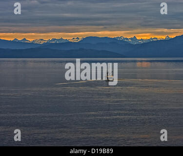 6. Juli 2012 beginnt - Inside Passage, Alaska, US - A kommerzielle Fischerboot in der Inside Passage wie die Sonne hinter den Bergen Coastal Range steigen. Angeln fährt einen großen Teil der Wirtschaft Alaskas. Die Inside Passage, prägten eine Küstenstraße für hochseetaugliche Schiffe riesigen Gletschern Millionen von Jahren. Der Alaska-Teil 500 Meilen (800Â km) erstreckt sich von Norden nach Süden und 100 Meilen (160Â km) von Osten nach Westen mit 15.000 Meilen (24, 000Â km) der Küstenlinie und Tausende von Buchten. (Kredit-Bild: © Arnold Drapkin/ZUMAPRESS.com) Stockfoto