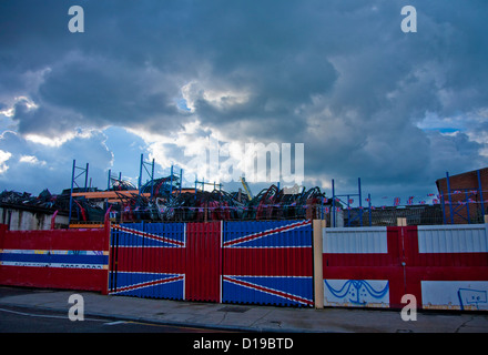 Garage mit "Union Jack" Tor in der Nähe von Olympiastadion, Hackney Wick, London, England, Vereinigtes Königreich Stockfoto