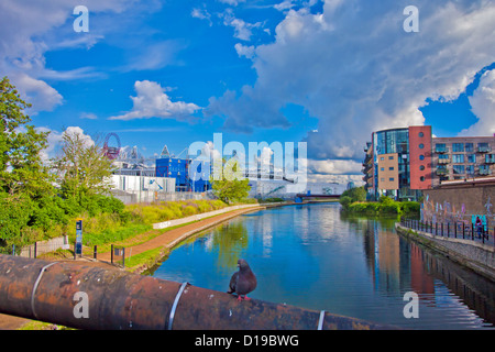 Blick auf das Olympische Stadion und Arcelor Mittal Orbit in Stratford über den Fluß Lea, Hackney Wick, East London. Stockfoto